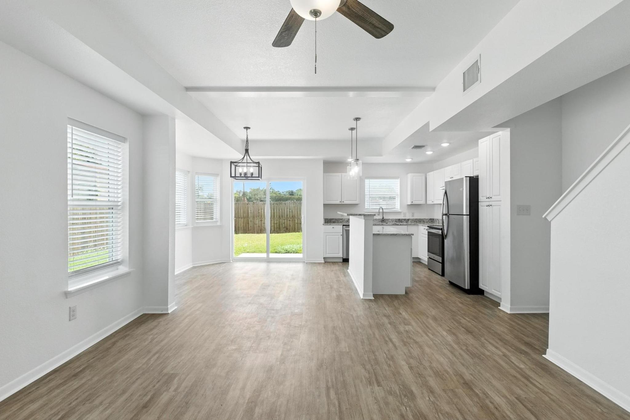 1004 Fannin St E, Luling, TX 78648