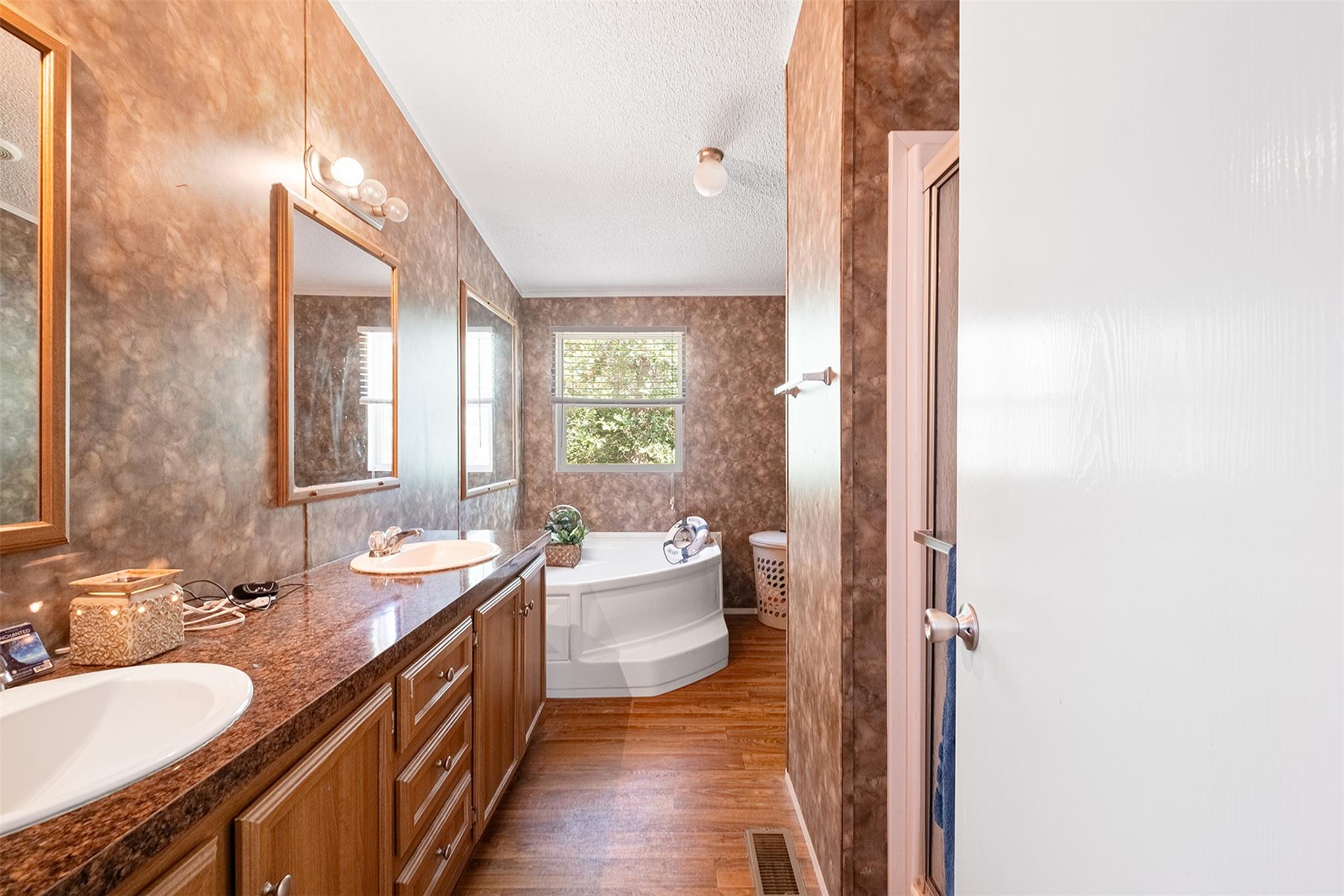 1231 Peach Creek Rd, Waelder, TX 78959