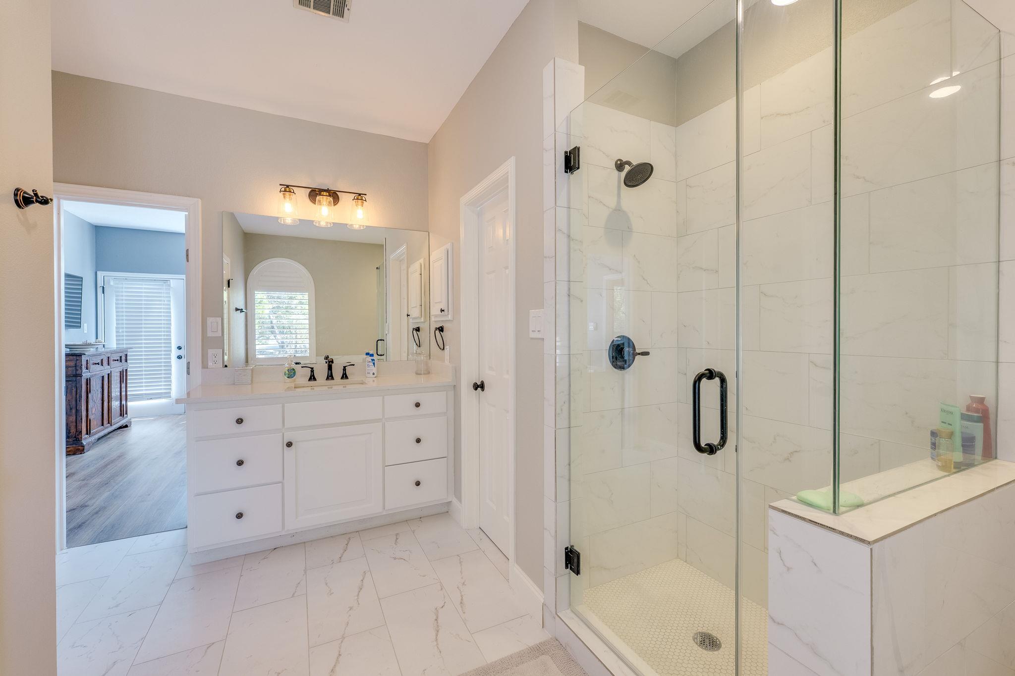 704 Deckhouse Dr, Lago Vista, TX 78645