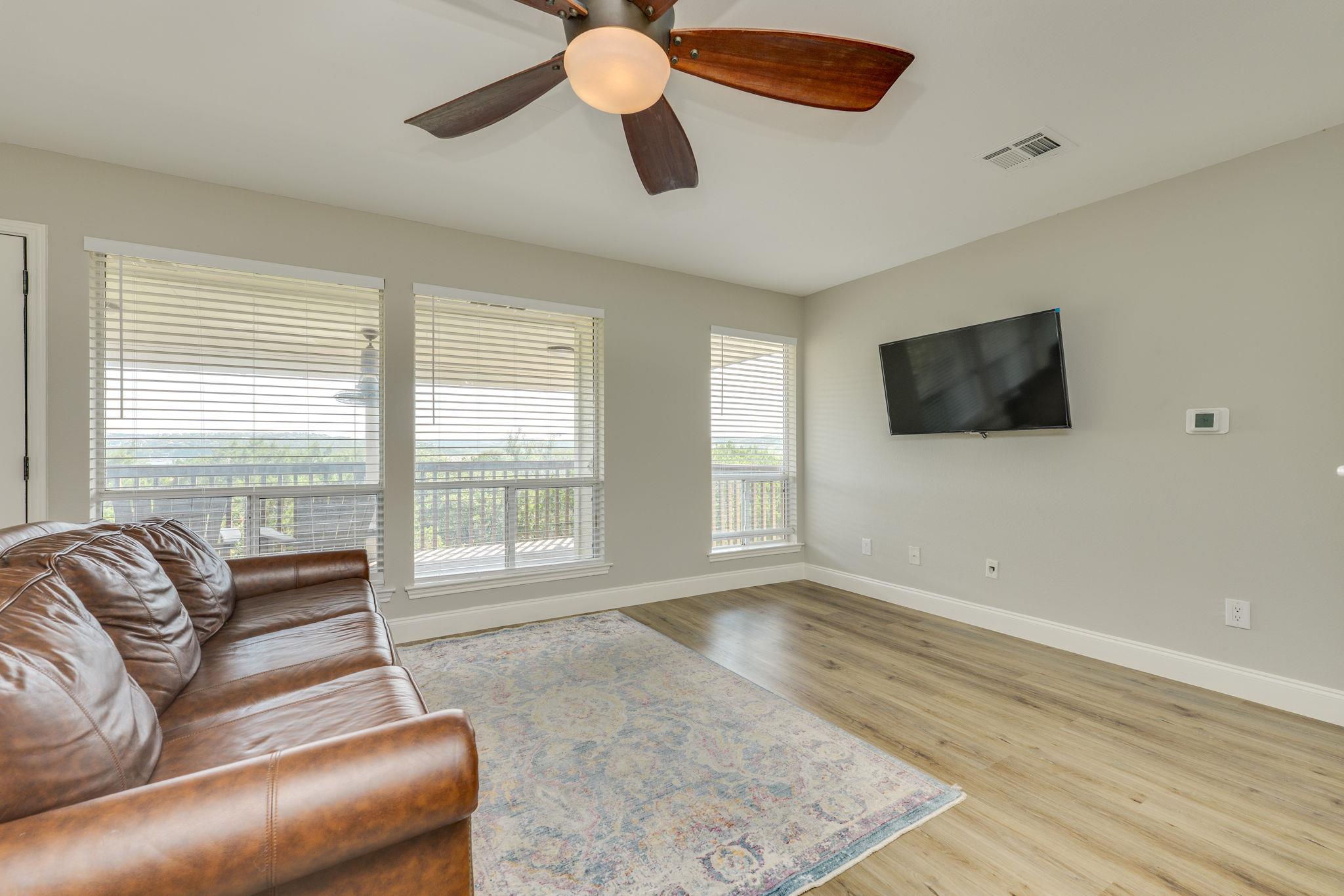 704 Deckhouse Dr, Lago Vista, TX 78645