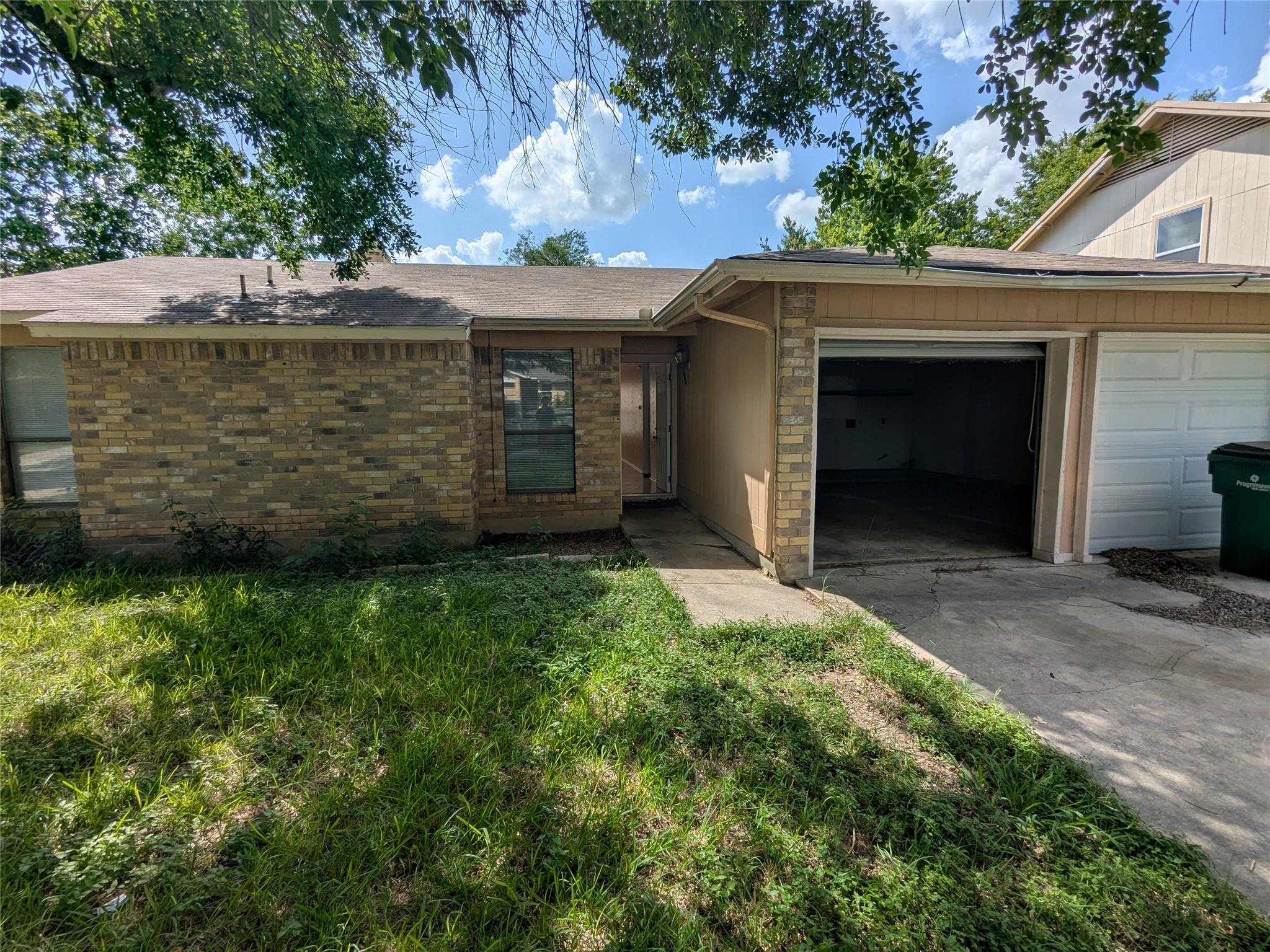 2005 Holly Springs Dr, Taylor, TX 76574