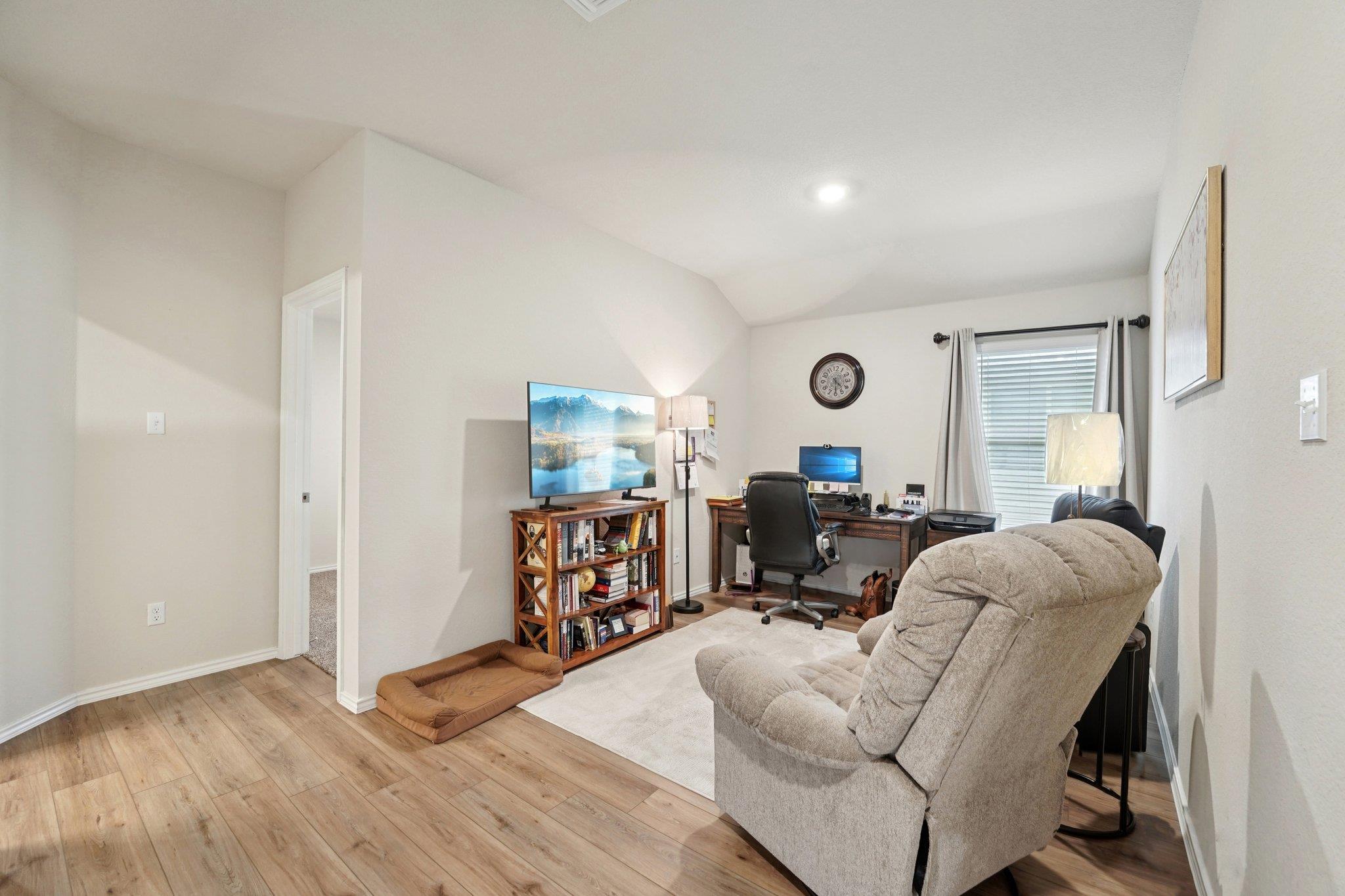 184 Pivot Dr, Taylor, TX 76574