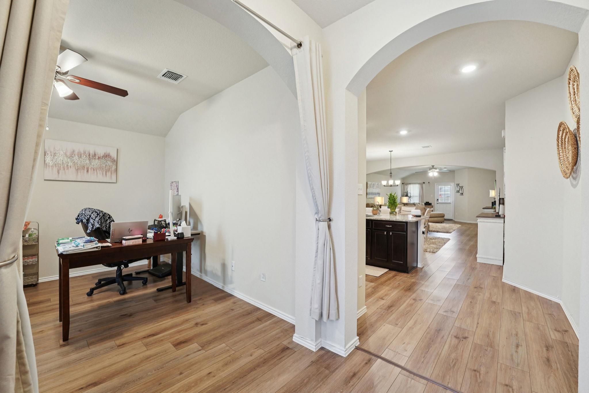184 Pivot Dr, Taylor, TX 76574