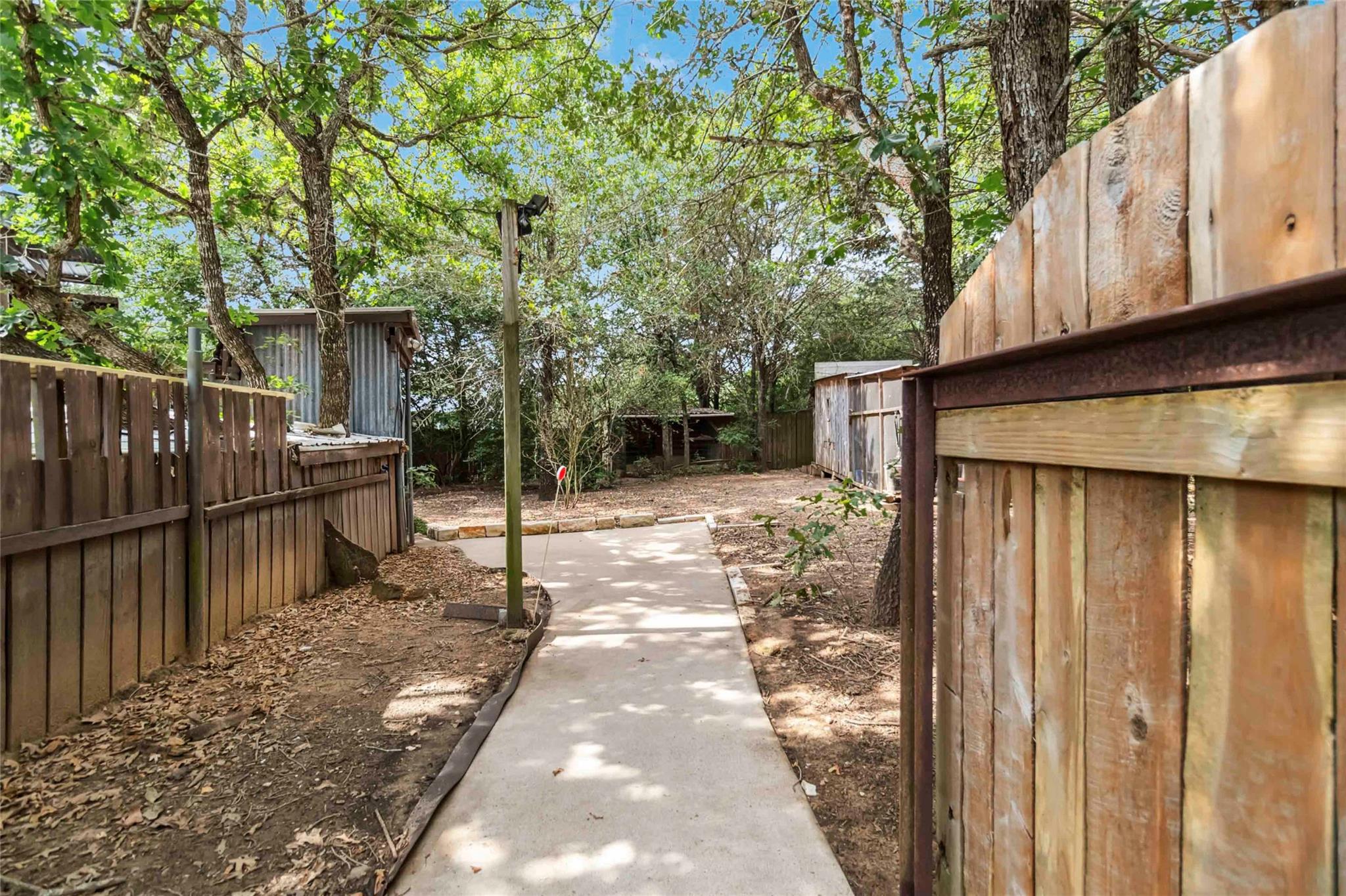 208 Old Potato Rd, Paige, TX 78659