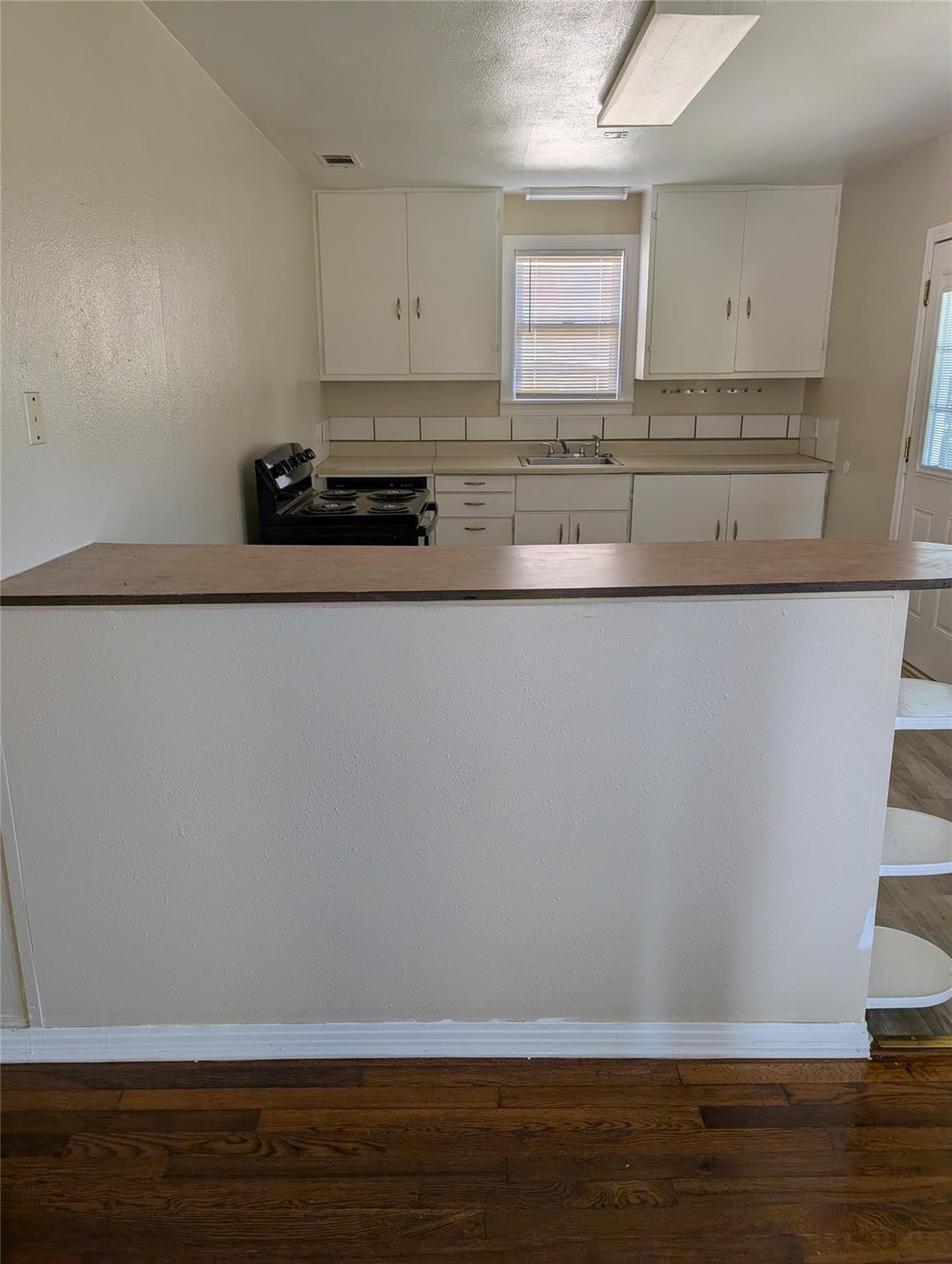 724 W 8th St, Taylor, TX 76574