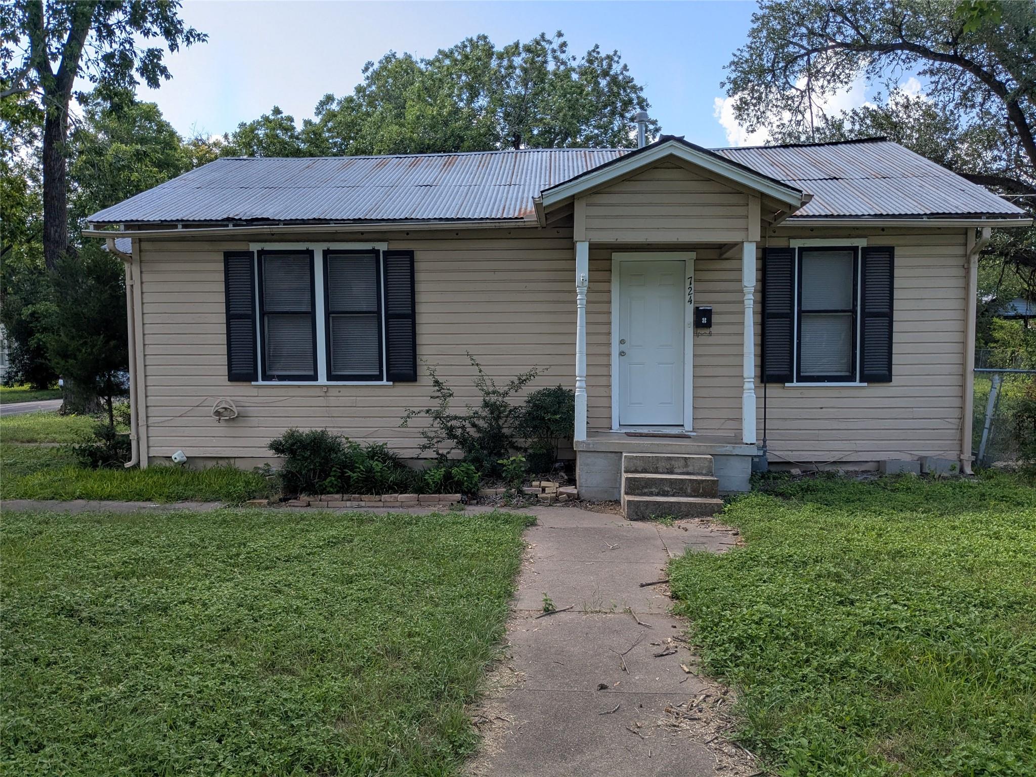 724 W 8th St, Taylor, TX 76574