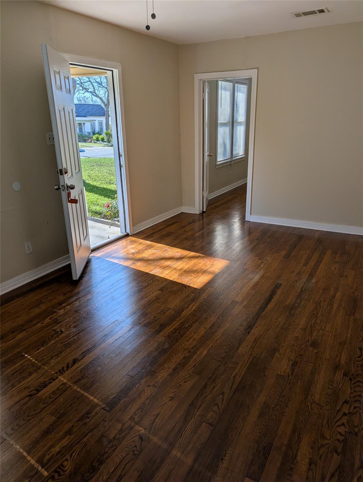 724 W 8th St, Taylor, TX 76574