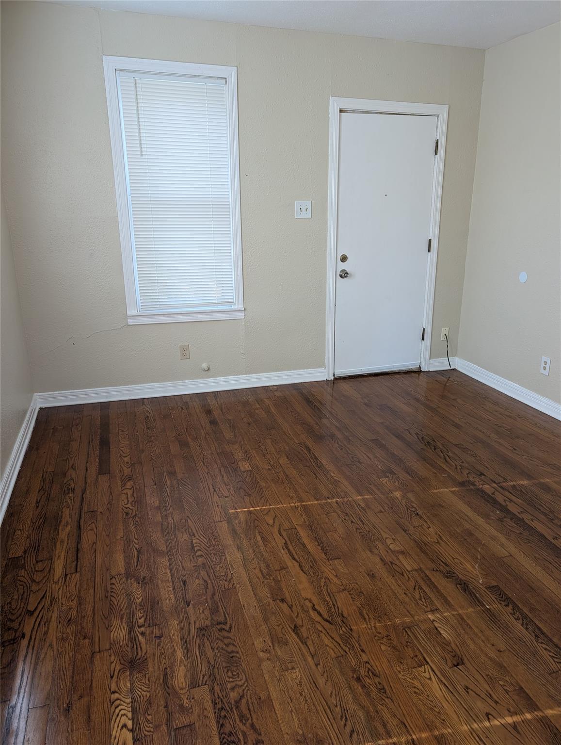 724 W 8th St, Taylor, TX 76574