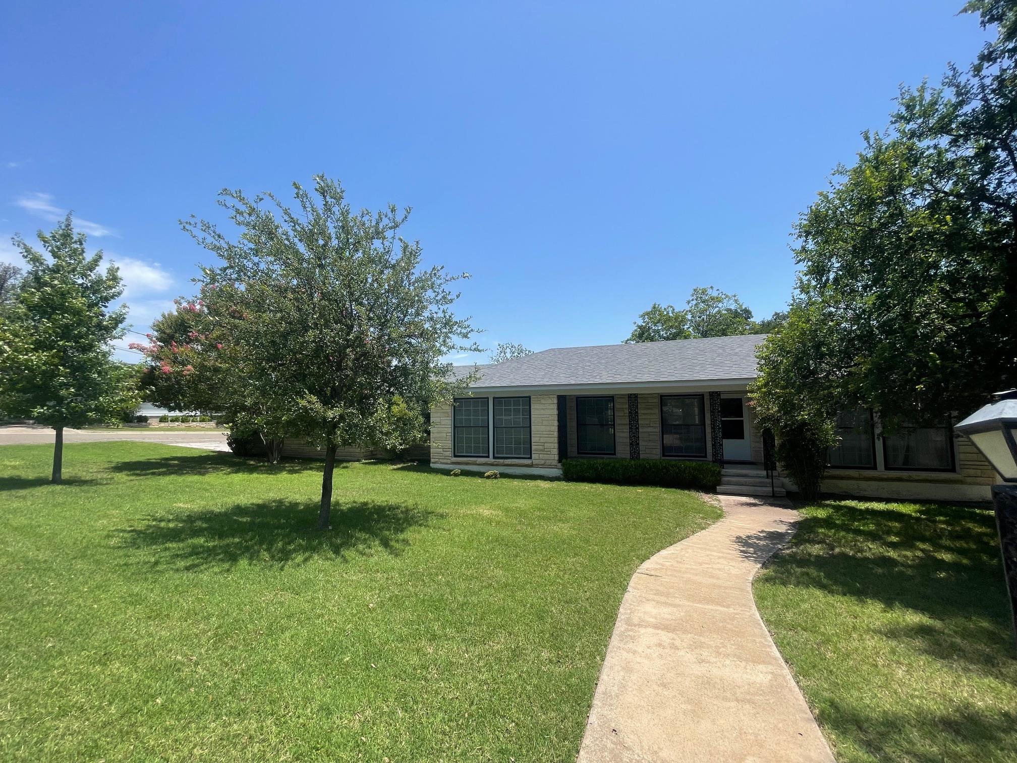 601 S Arnold St S, Lampasas, TX 76550