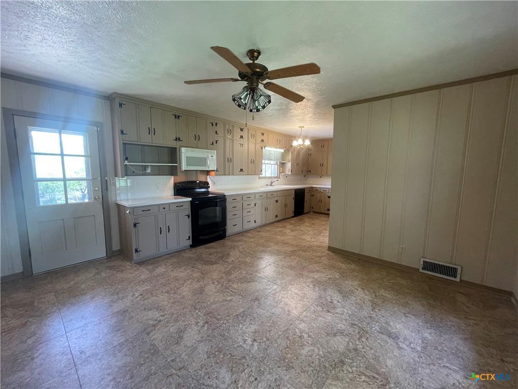 601 S Arnold St S, Lampasas, TX 76550