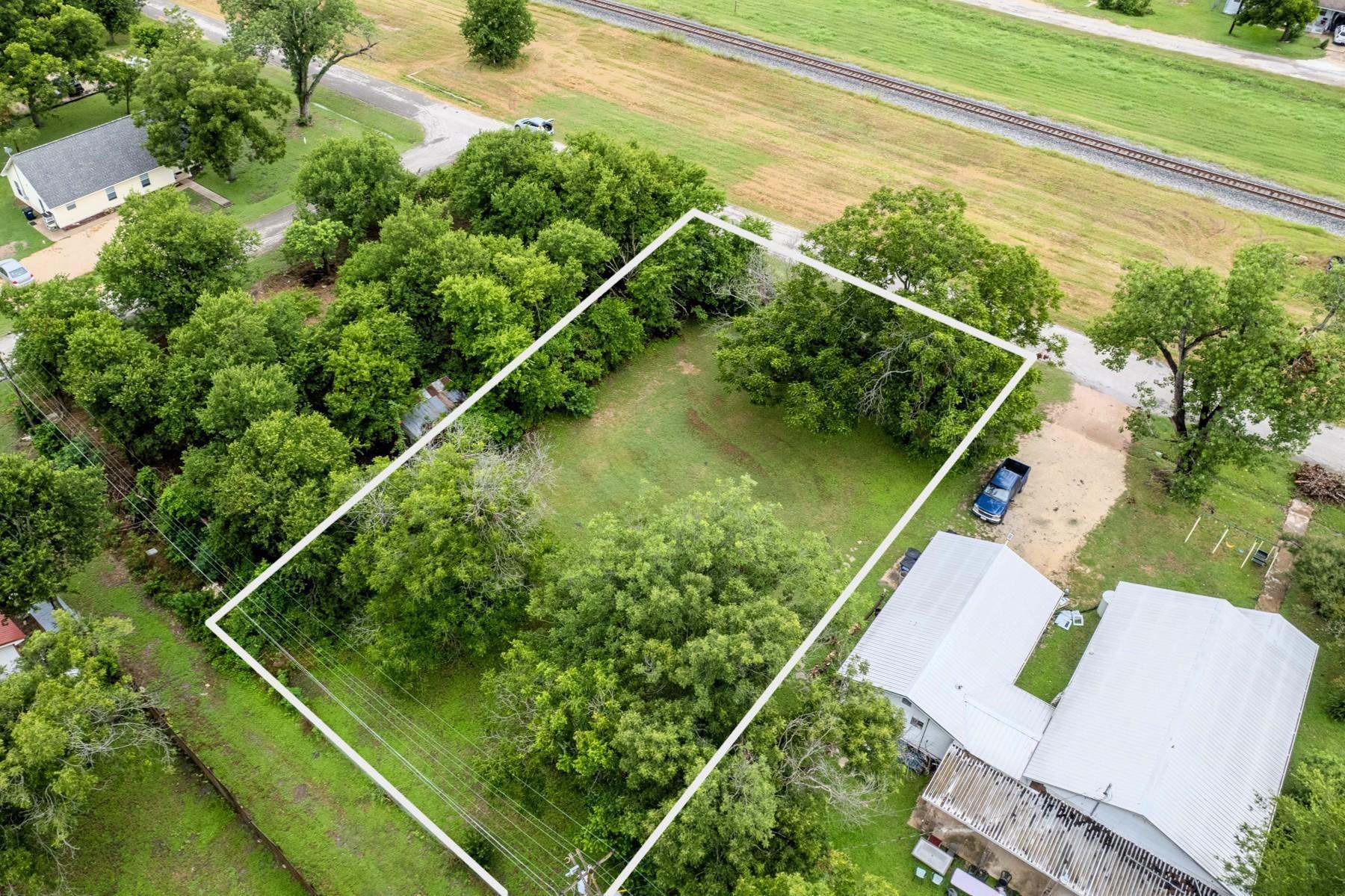 218 SE Front St, Bartlett, TX 76511