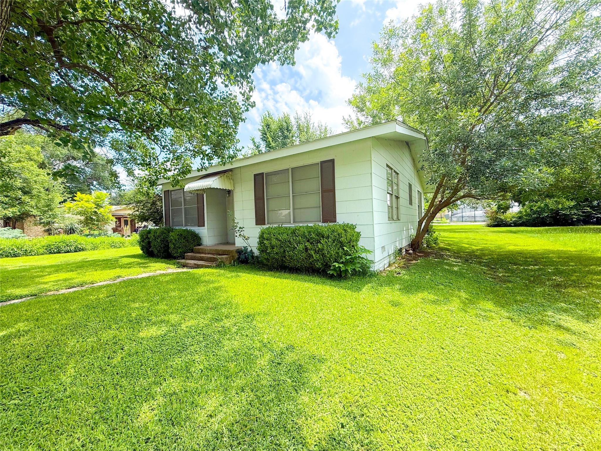 424 Burns St, Lexington, TX 78947