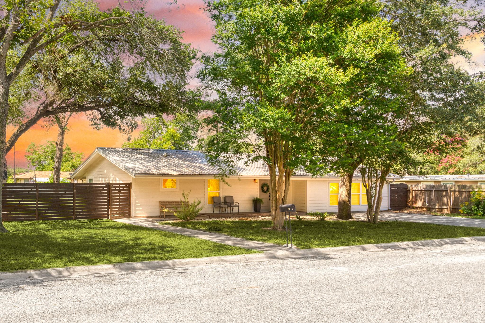 119 W Crockett St, Luling, TX 78648