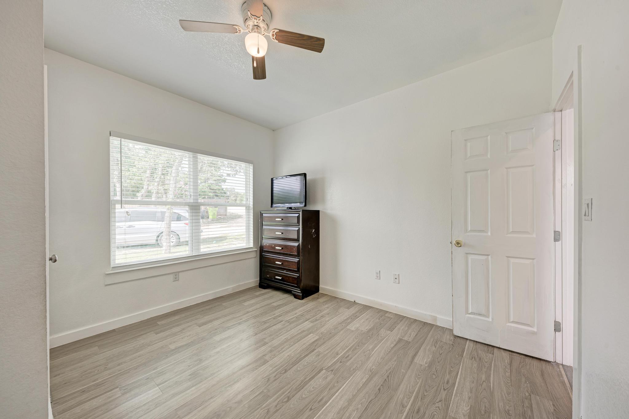 114 Crepe Myrtle Pkwy, Elgin, TX 78621