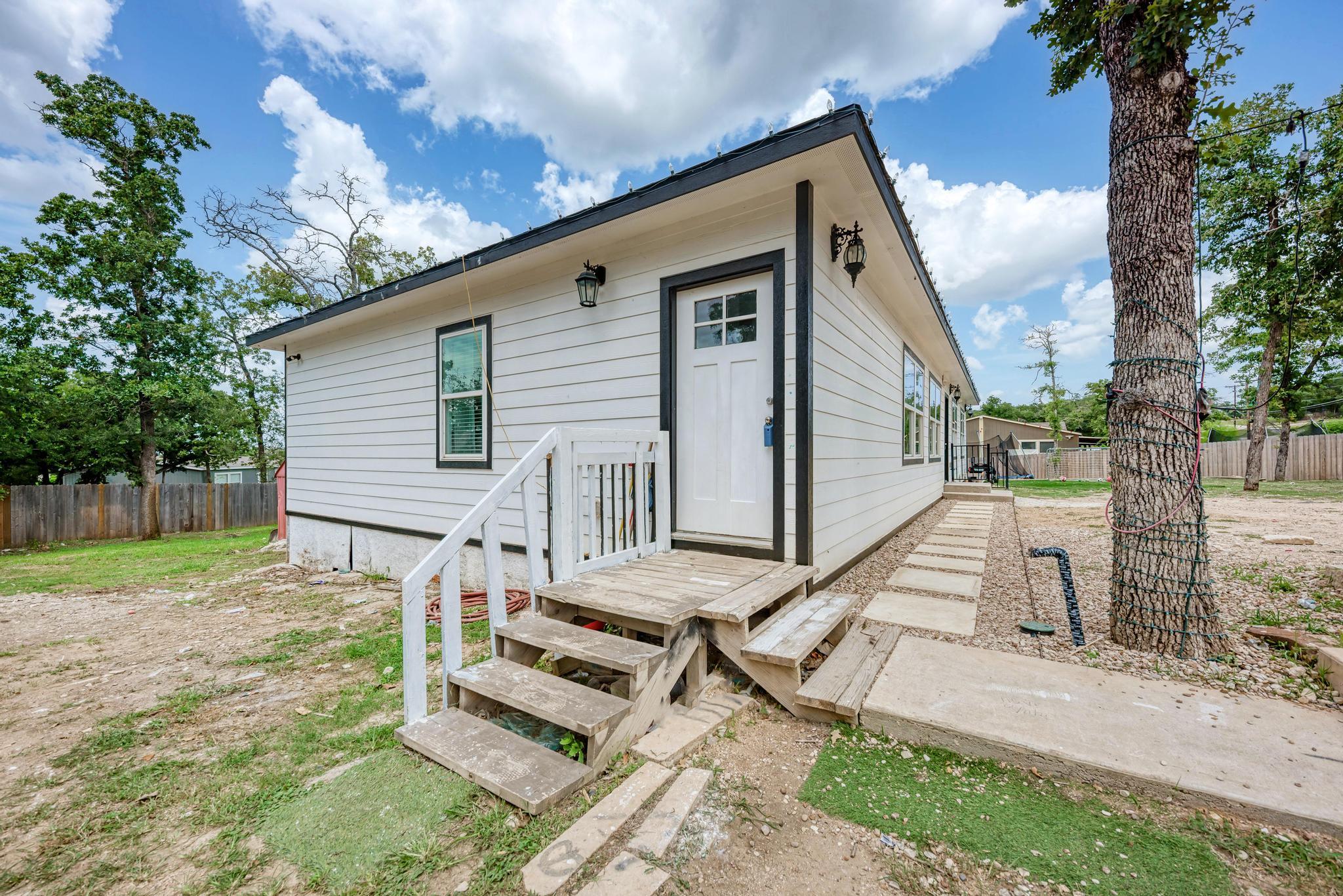 114 Crepe Myrtle Pkwy, Elgin, TX 78621