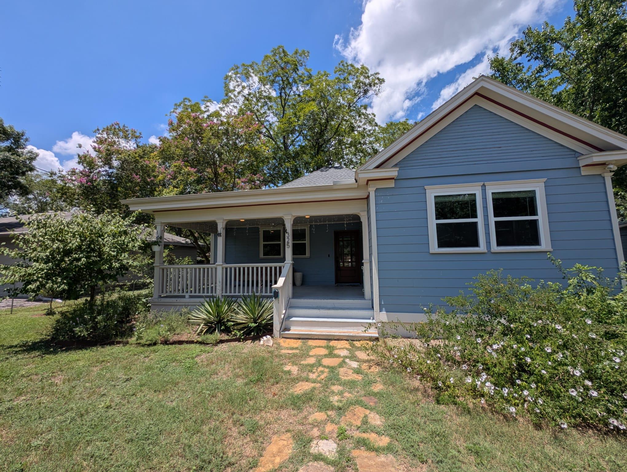 325 S Frio St, Lockhart, TX 78644