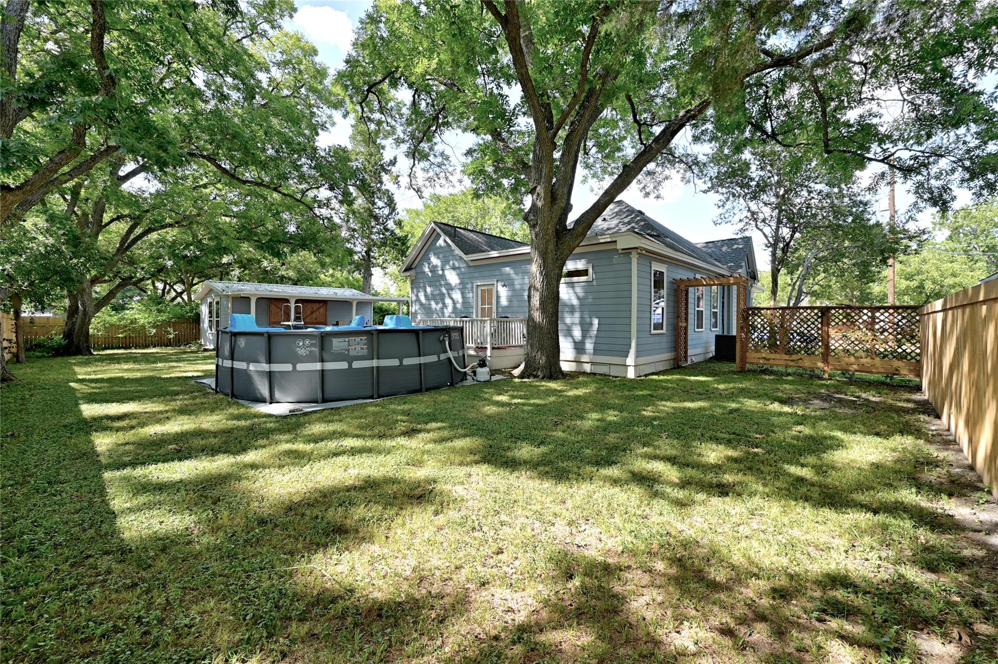 325 S Frio St, Lockhart, TX 78644