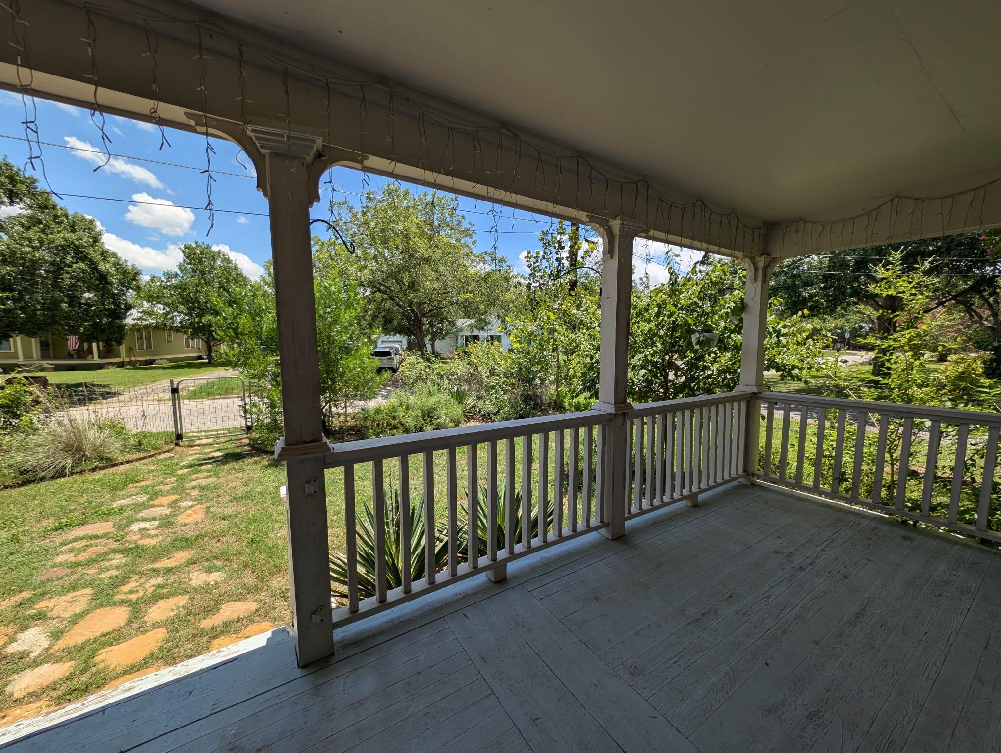 325 S Frio St, Lockhart, TX 78644