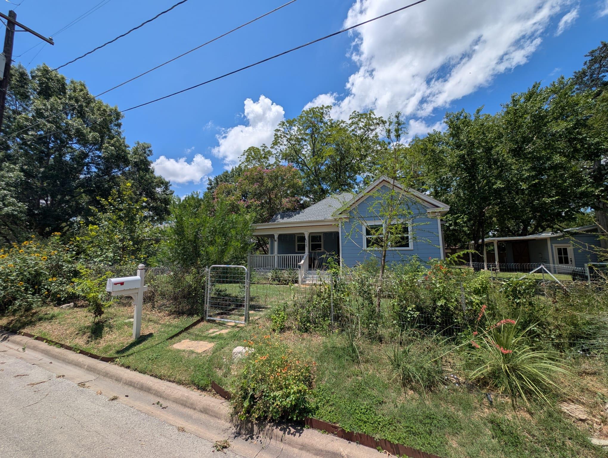 325 S Frio St, Lockhart, TX 78644
