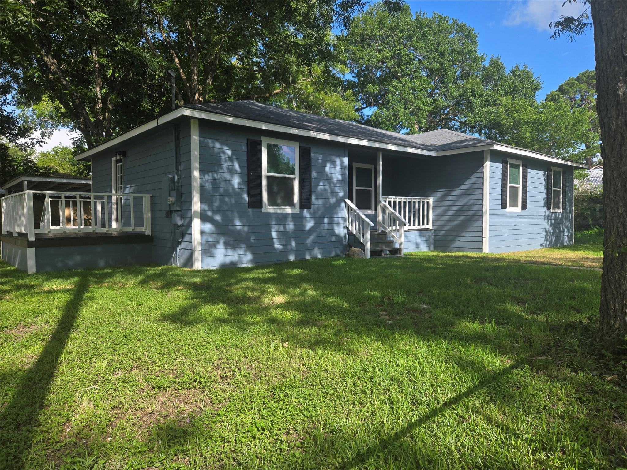 802 Front St, Columbus, TX 78943