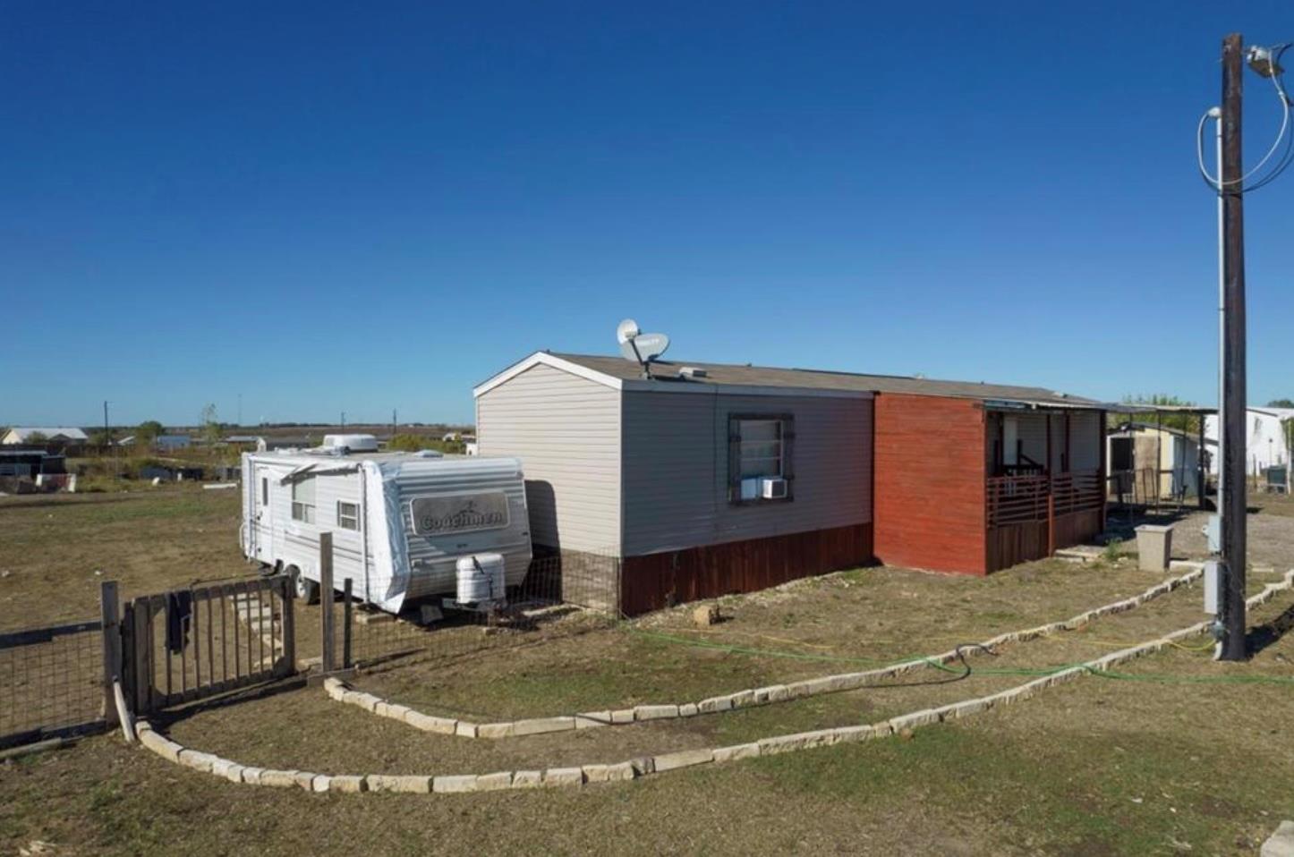 282 New Trl, Elgin, TX 78621