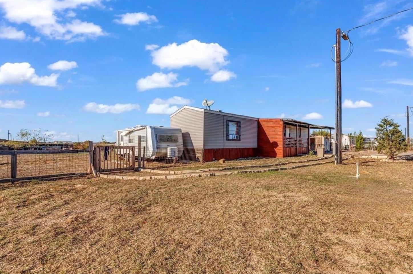 282 New Trl, Elgin, TX 78621