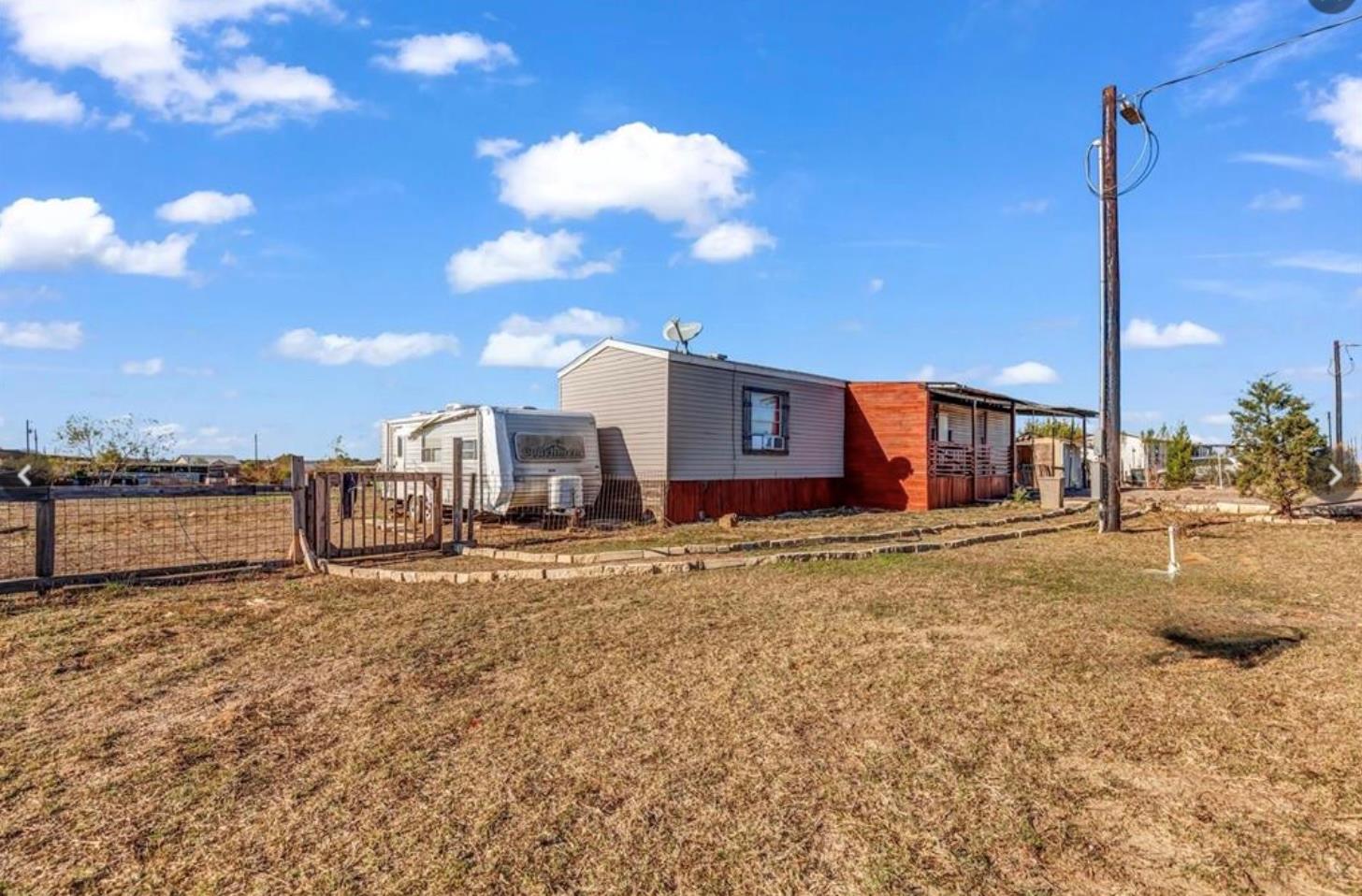 282 New Trl, Elgin, TX 78621
