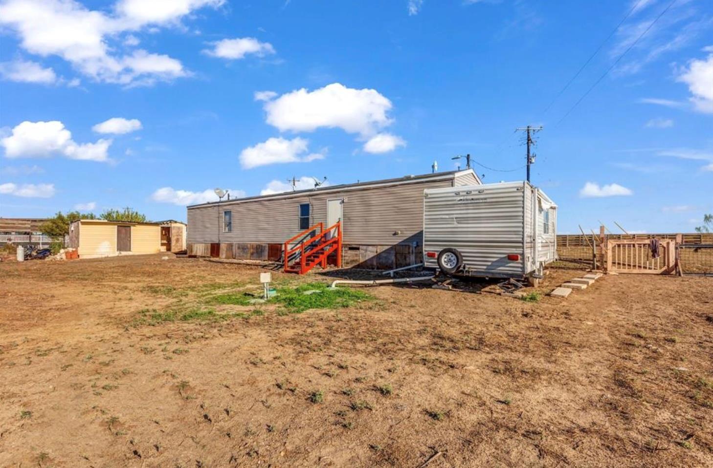282 New Trl, Elgin, TX 78621