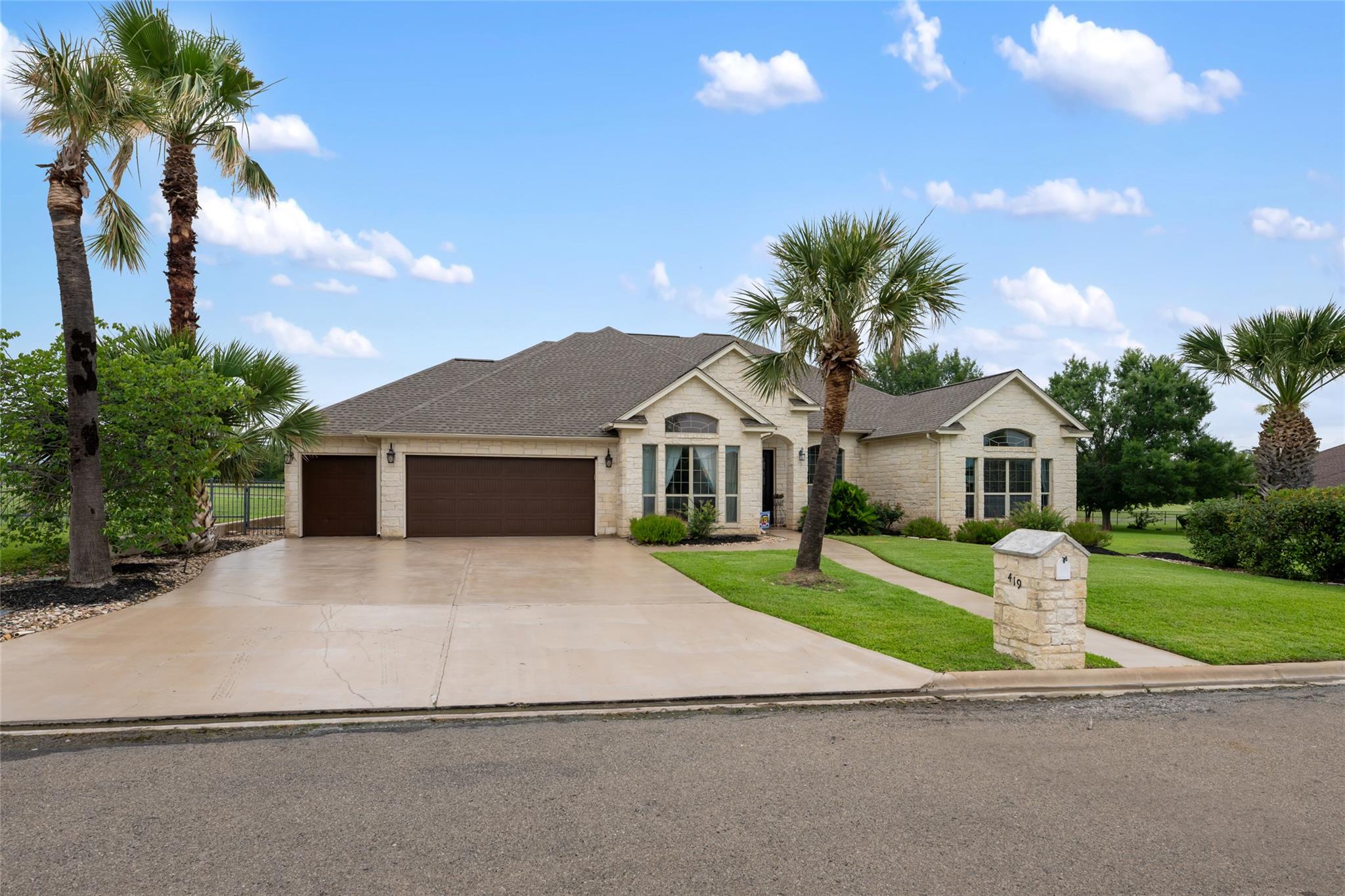 419 Firestone Dr, Meadowlakes, TX 78654