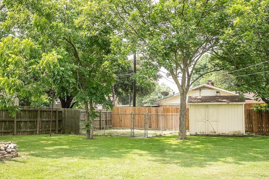 215 Edward Ln, Brenham, TX 77833