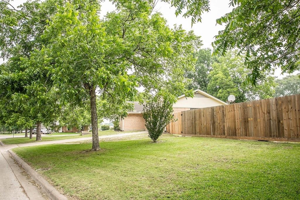215 Edward Ln, Brenham, TX 77833