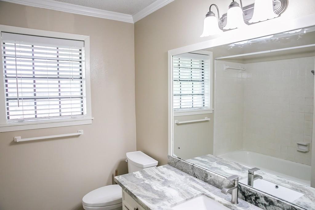 215 Edward Ln, Brenham, TX 77833