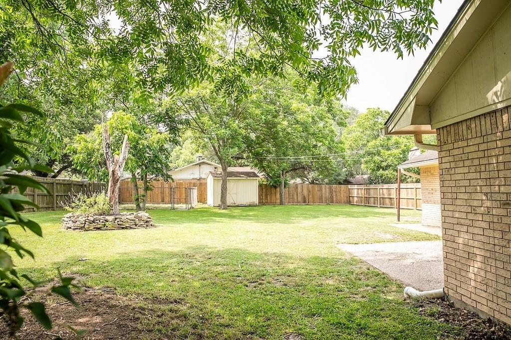 215 Edward Ln, Brenham, TX 77833