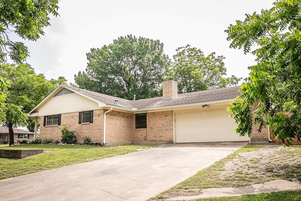 215 Edward Ln, Brenham, TX 77833