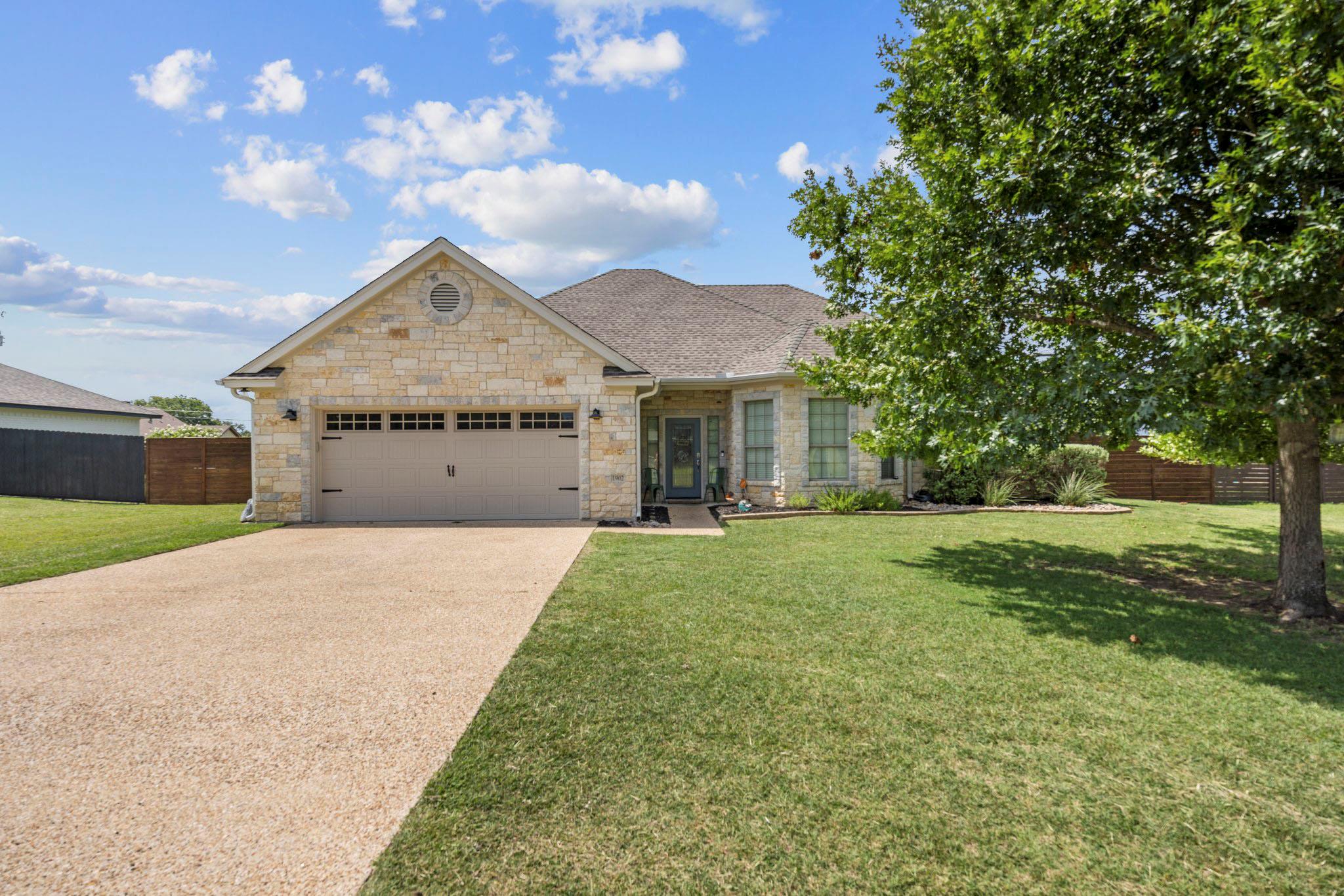 1902 Southview Dr, Salado, TX 76571