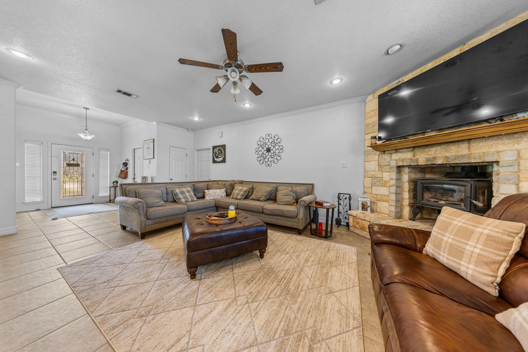 1902 Southview Dr, Salado, TX 76571