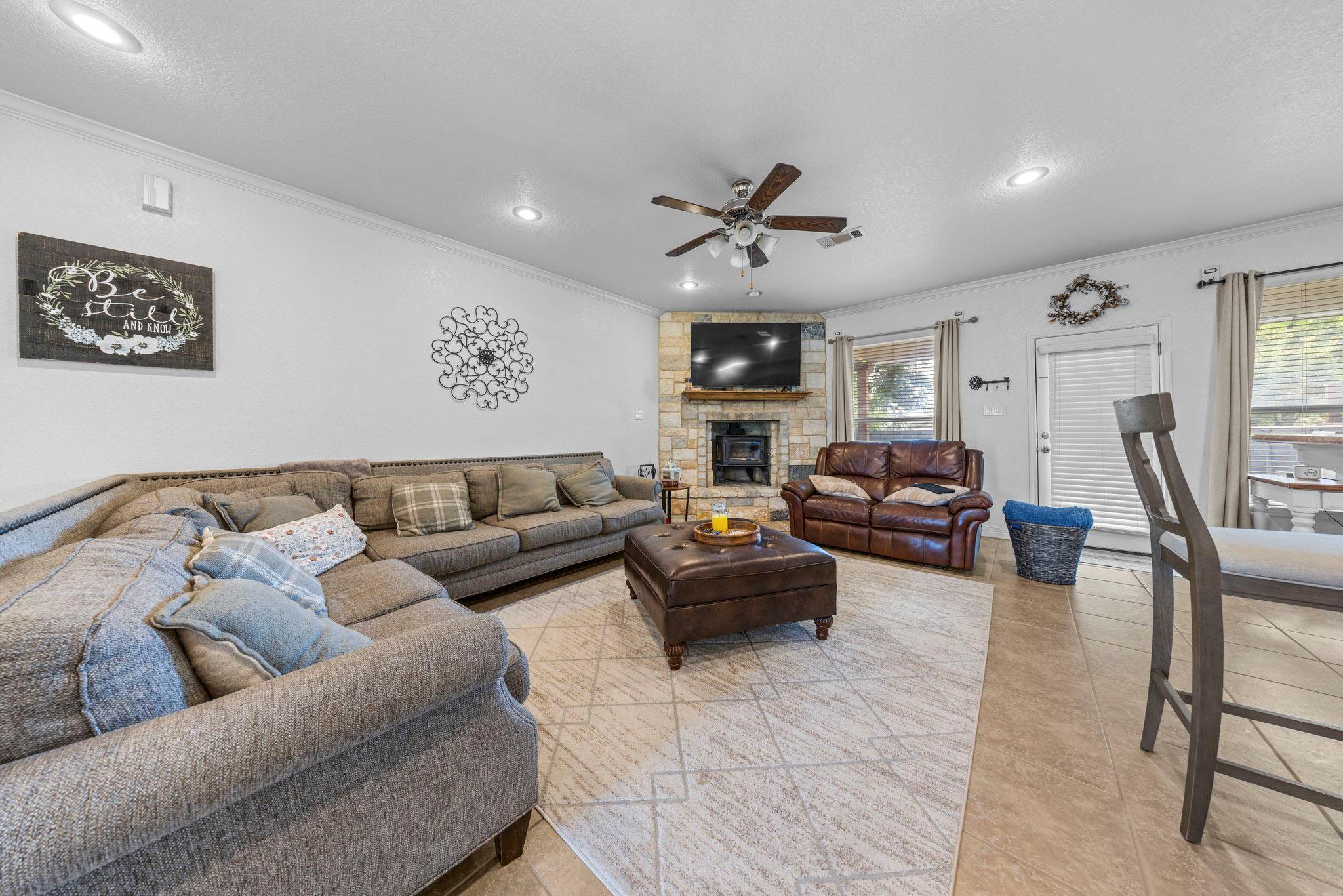 1902 Southview Dr, Salado, TX 76571