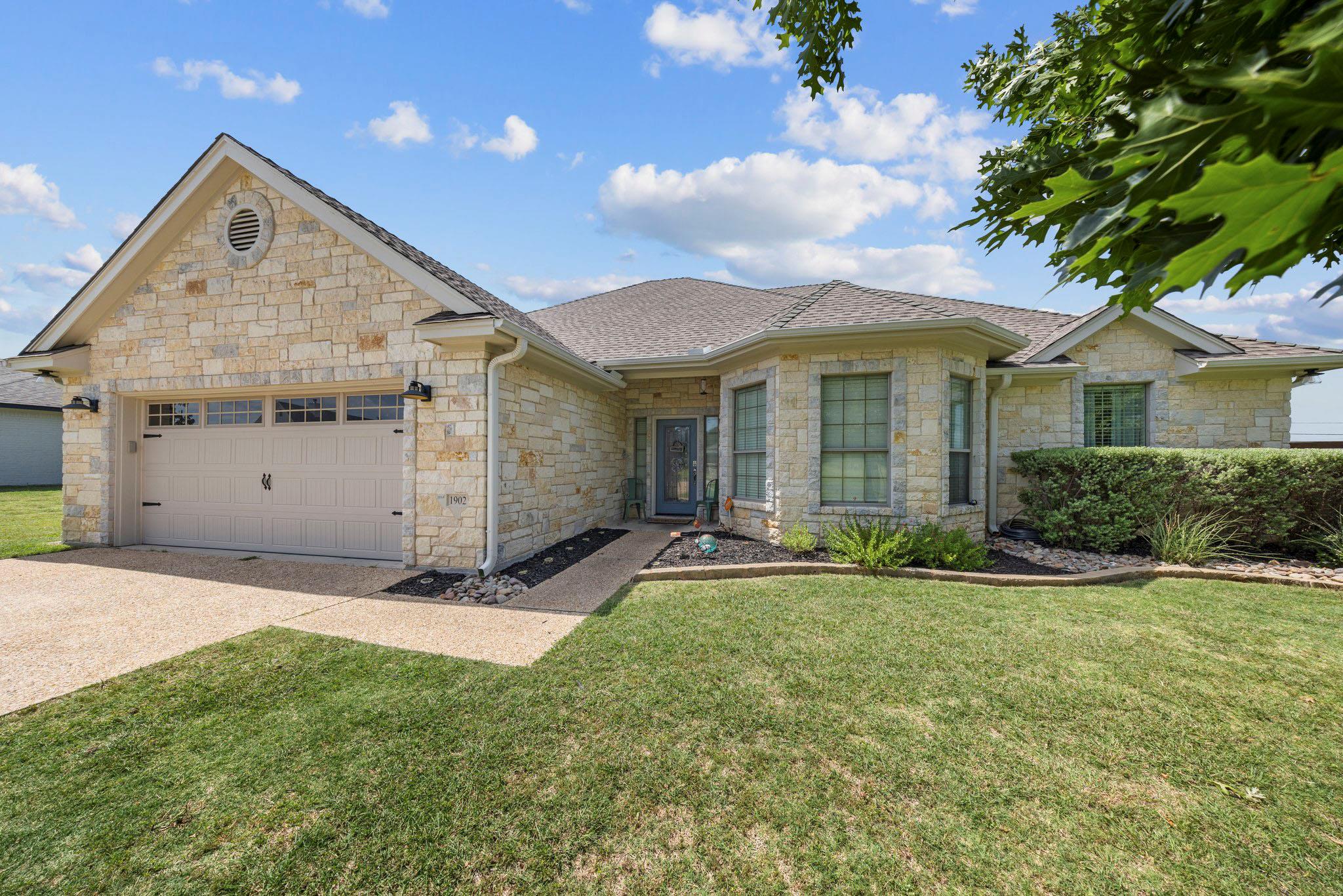 1902 Southview Dr, Salado, TX 76571