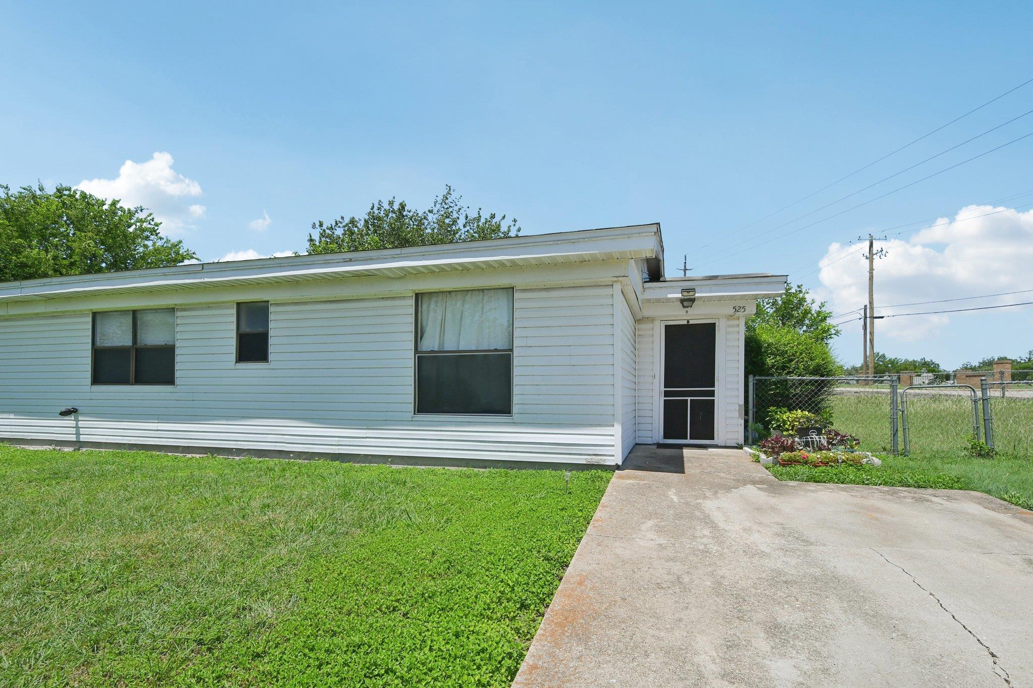 525 Lenora Dr, Taylor, TX 76574