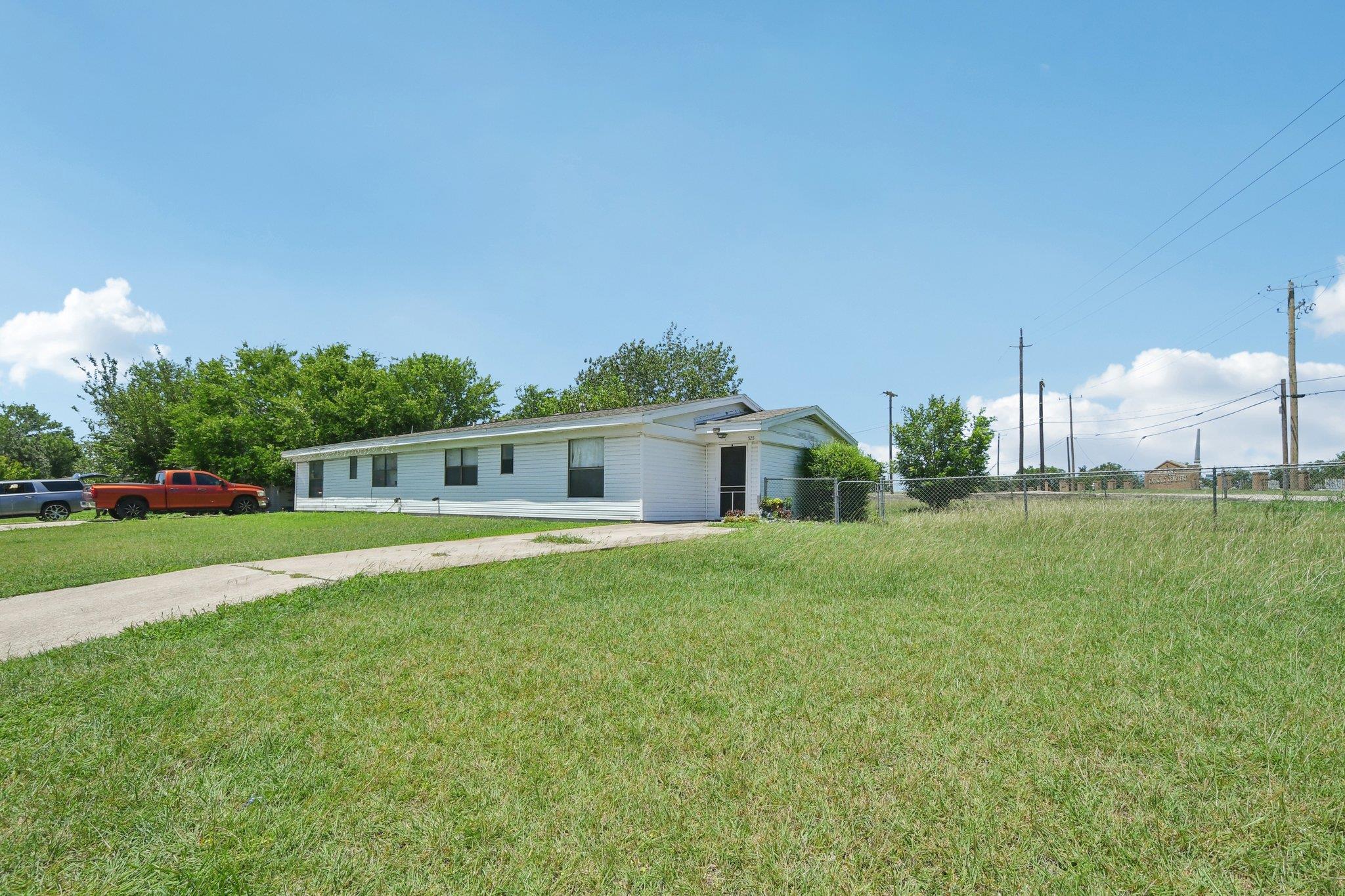 525 Lenora Dr, Taylor, TX 76574