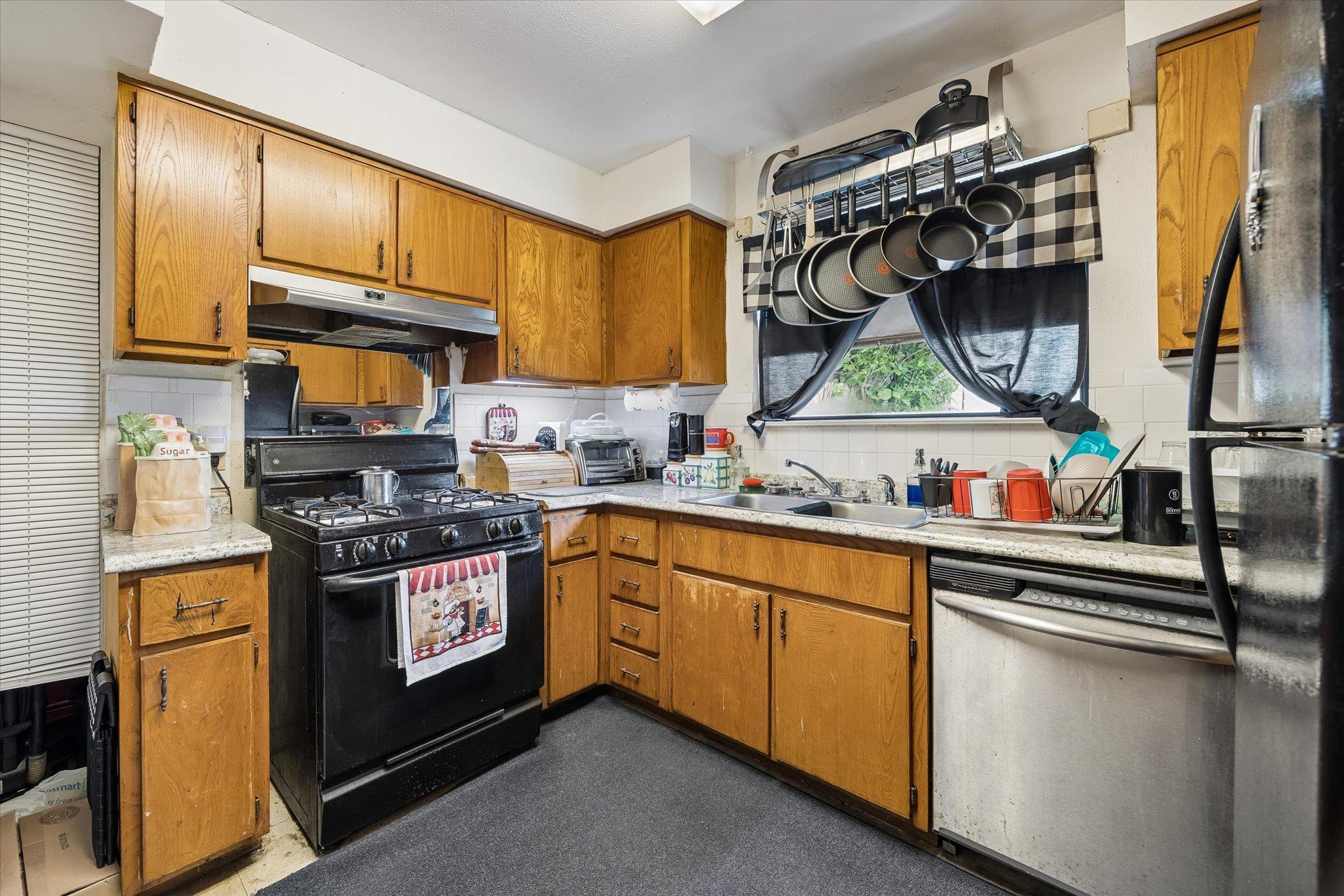 525 Lenora Dr, Taylor, TX 76574