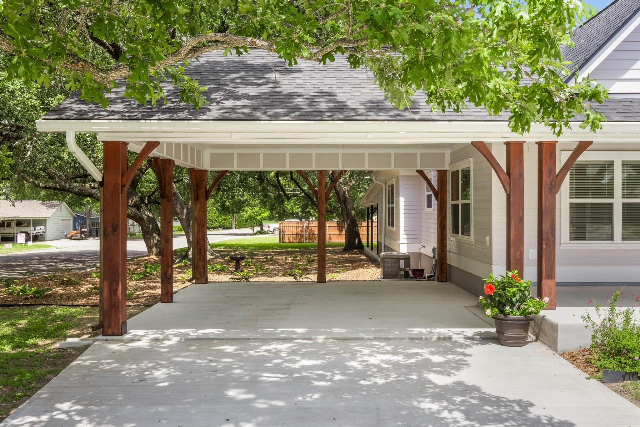 522 S Walnut Ave, Luling, TX 78648