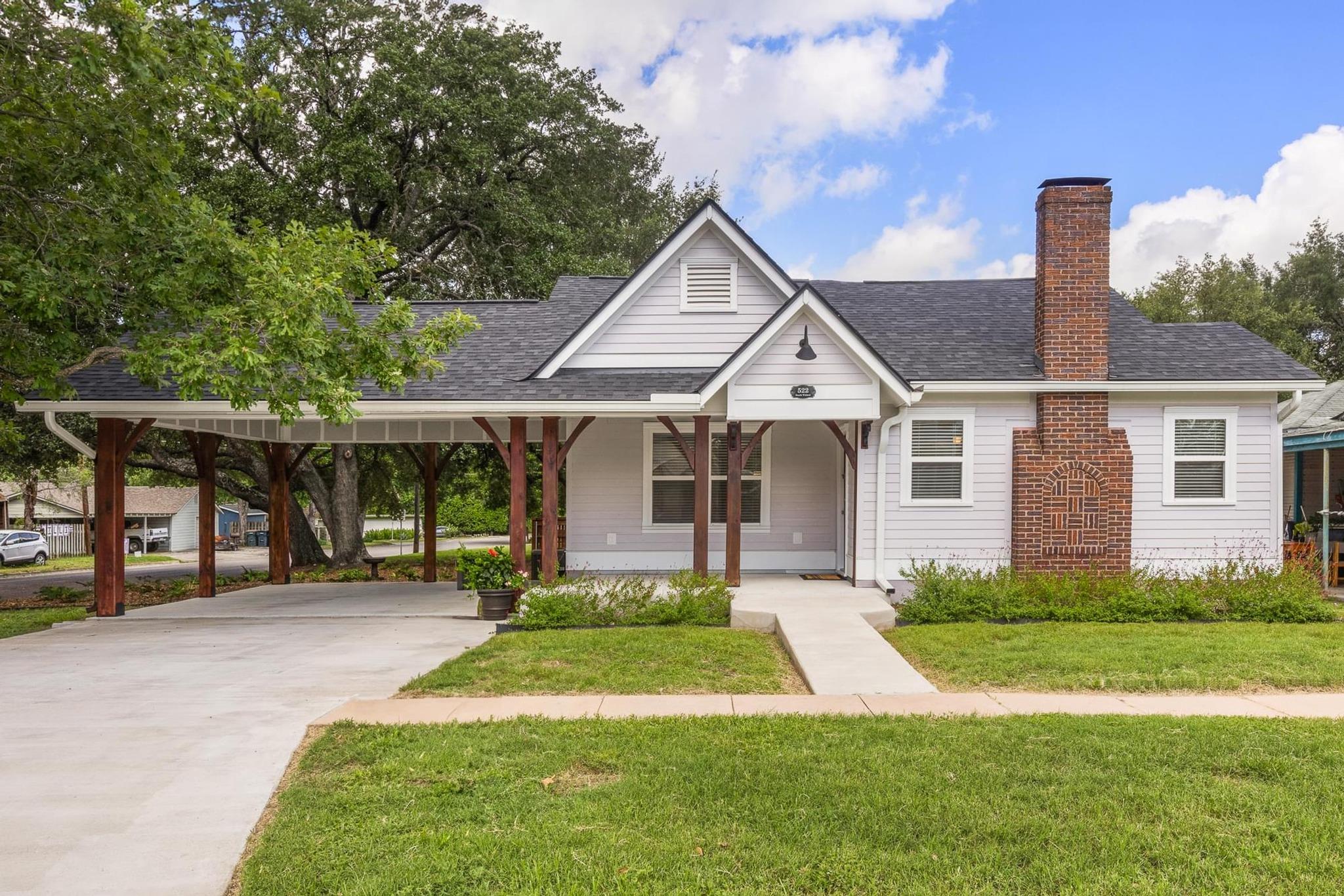 522 S Walnut Ave, Luling, TX 78648