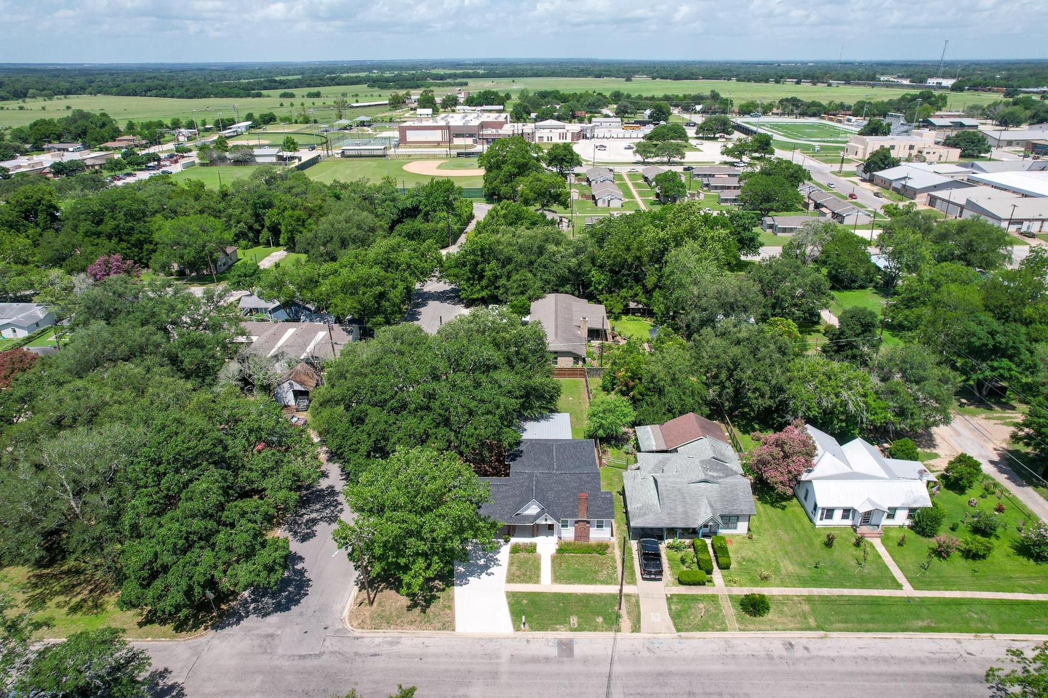 522 S Walnut Ave, Luling, TX 78648