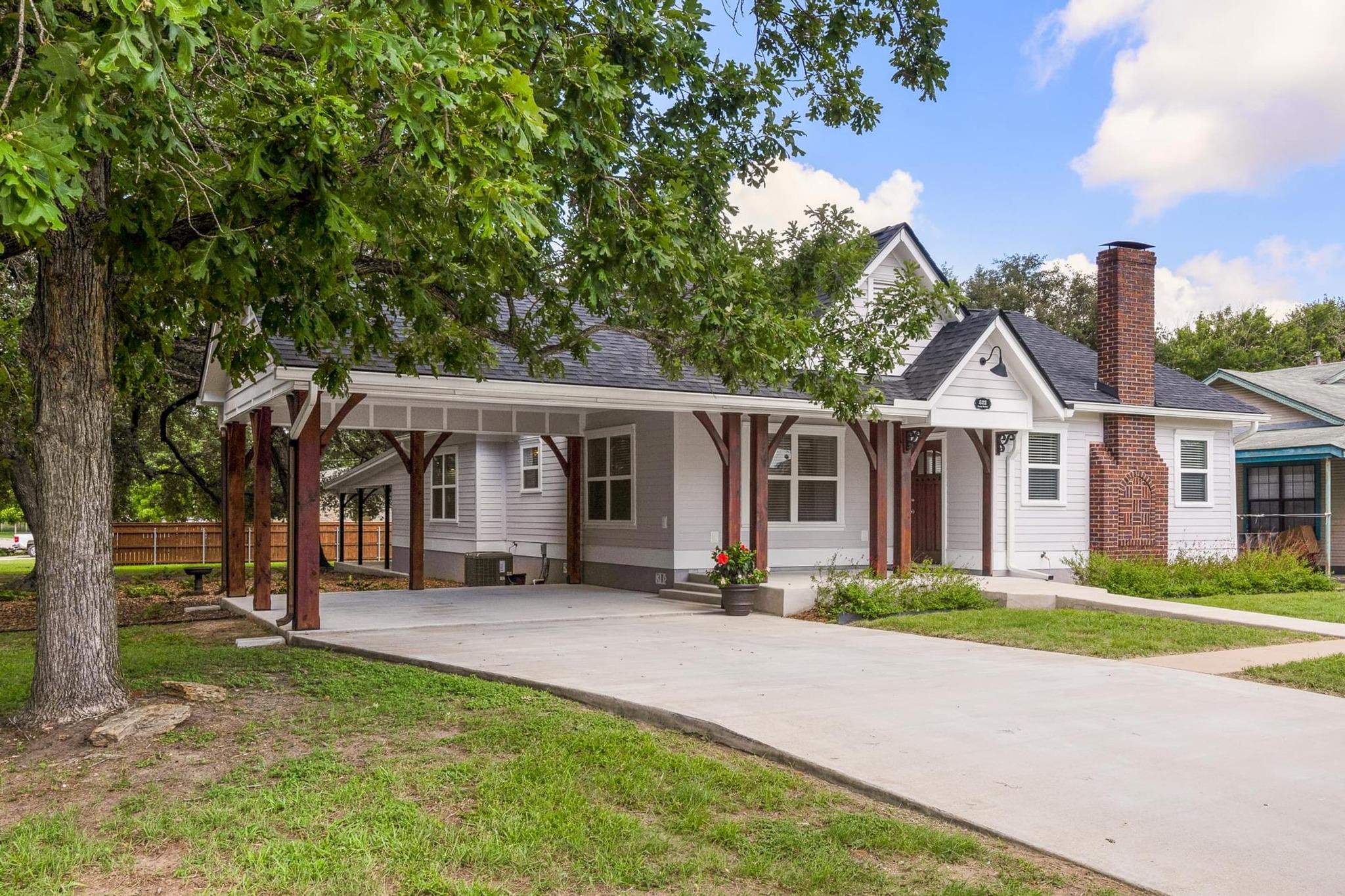 522 S Walnut Ave, Luling, TX 78648