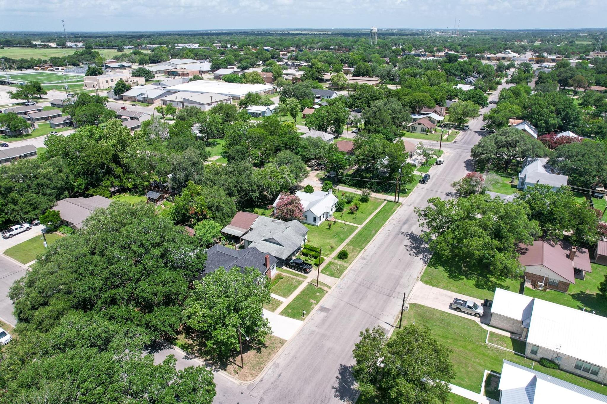 522 S Walnut Ave, Luling, TX 78648