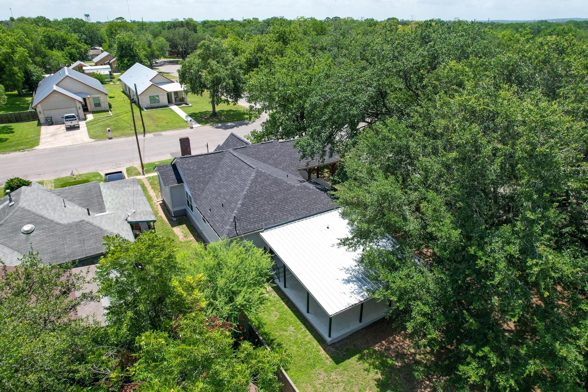 522 S Walnut Ave, Luling, TX 78648