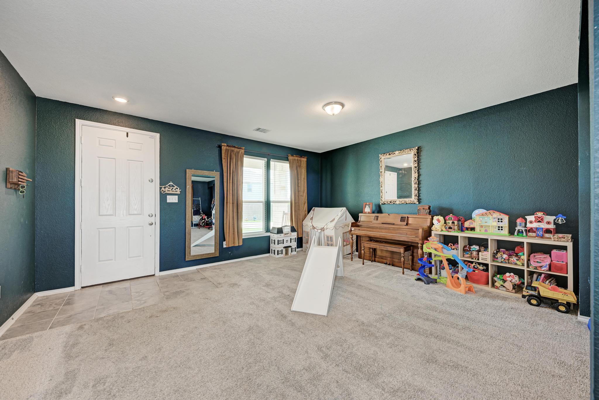 1720 Foxglove Cir, Lockhart, TX 78644