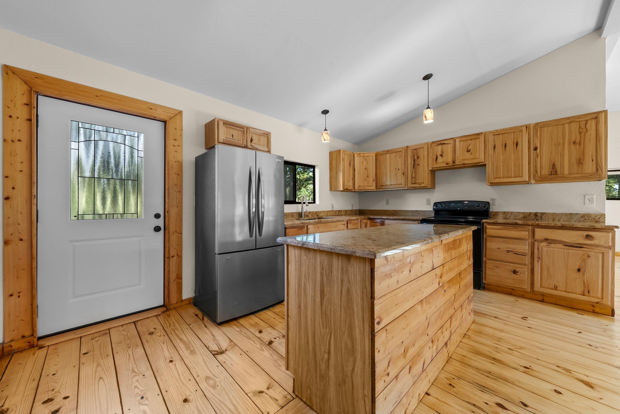 870 Sand Hills Rd, Red Rock, TX 78662