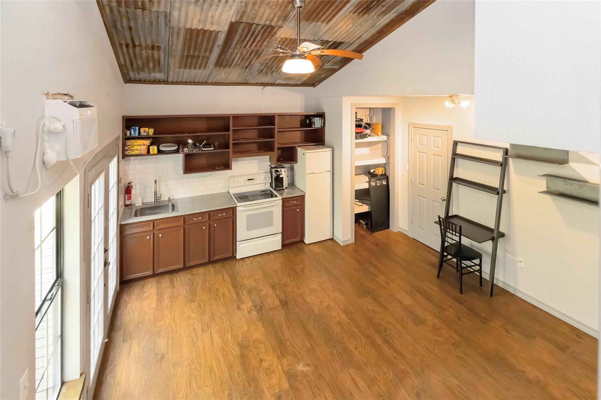 208 Old Potato Rd, Paige, TX 78659